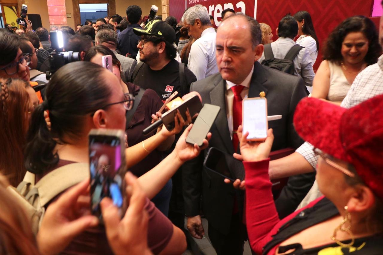 Fotografía del diputado Baltazar Gaona García hablando ante micrófonos en un evento público en Morelia, Michoacán, el 4 de septiembre de 2026