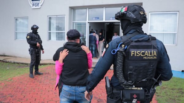 Operativo conjunto de FGE, SIE, DEFENSA y GN en zona rural de San Miguel Charahuén, Pátzcuaro, durante rescate de víctimas de secuestro