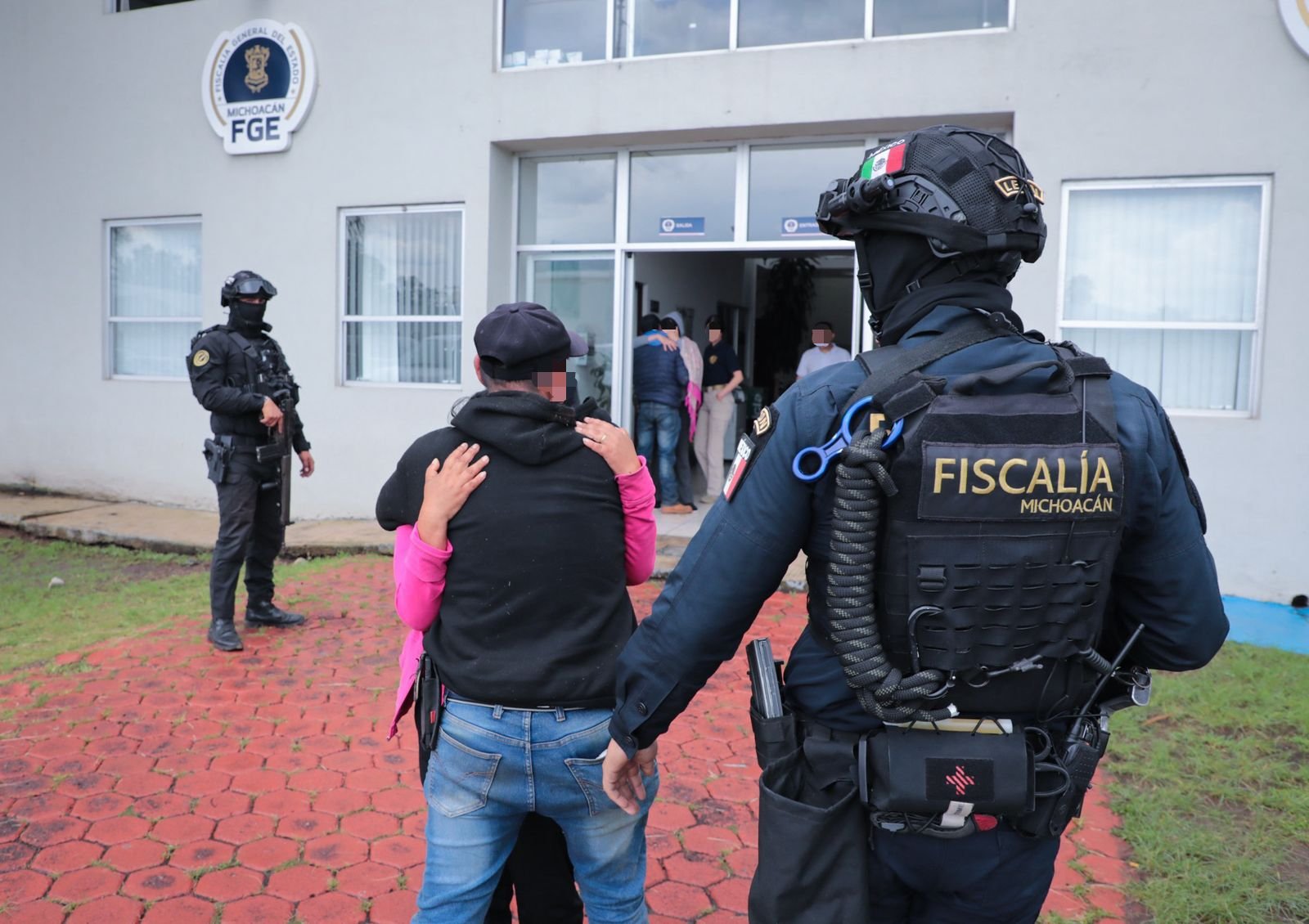 Operativo conjunto de FGE, SIE, DEFENSA y GN en zona rural de San Miguel Charahuén, Pátzcuaro, durante rescate de víctimas de secuestro