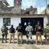 Operativo policial en fachada de vivienda en colonia Primo Tapia Oriente, Morelia, con presencia de agentes de la FGE y evidencia de cateo