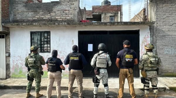 Operativo policial en fachada de vivienda en colonia Primo Tapia Oriente, Morelia, con presencia de agentes de la FGE y evidencia de cateo