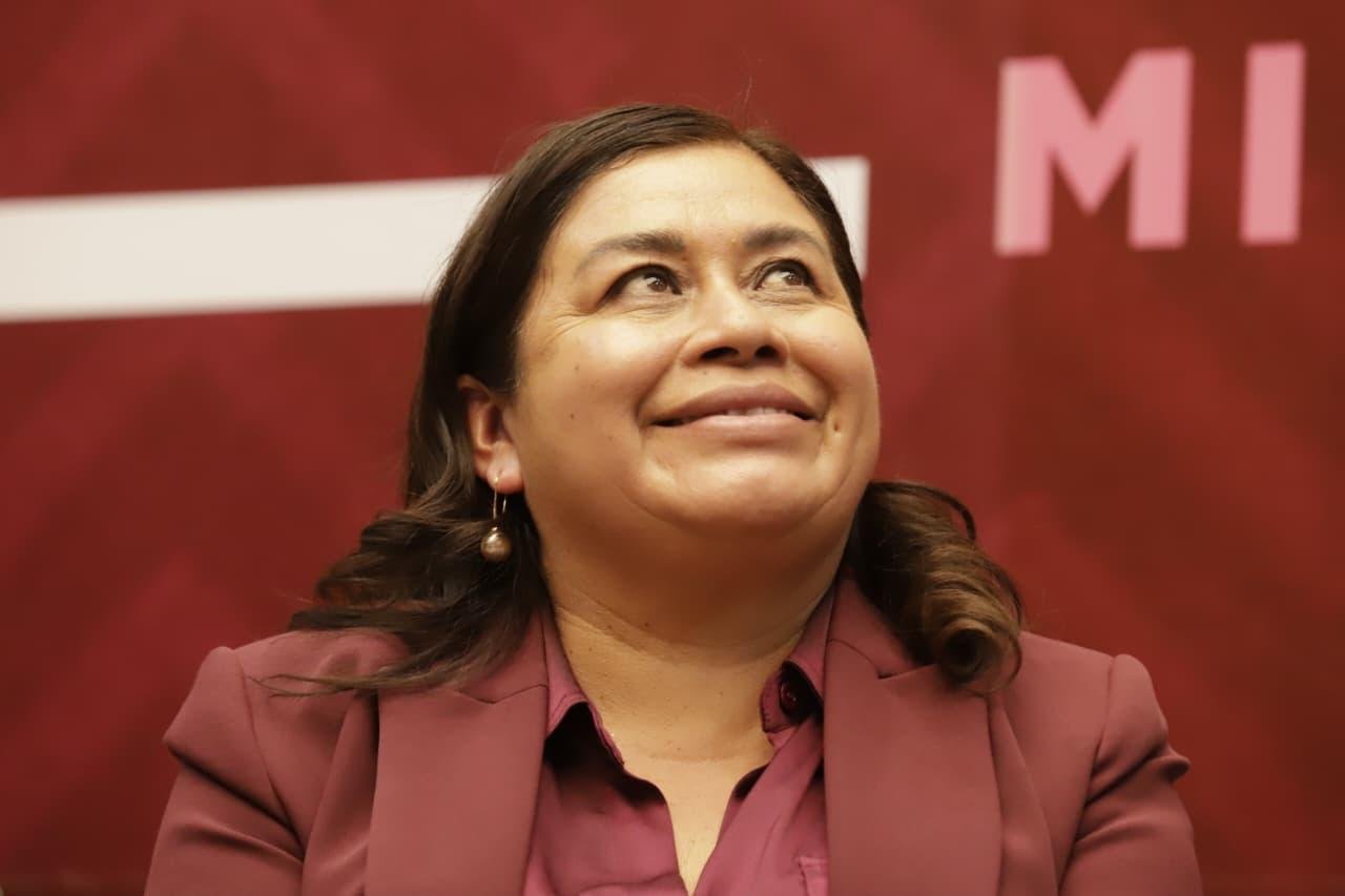 Retrato frontal de la Dip. Belinda sonriendo, con fondo neutro, transmitiendo cercanía y comunicación directa