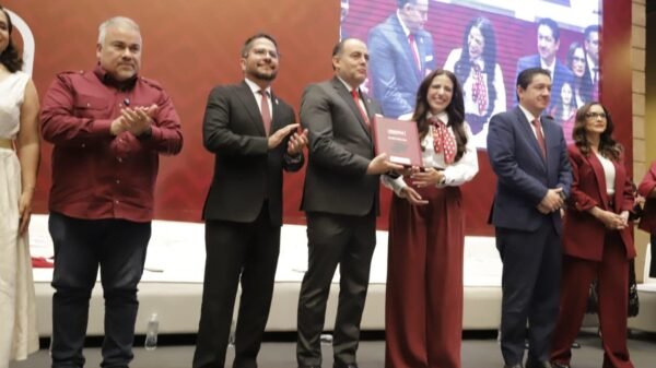 Entrega formal del Segundo Informe Legislativo de MORENA en el Congreso del Estado de Michoacán, con presencia de diputados, magistrado y representante del Ejecutivo
