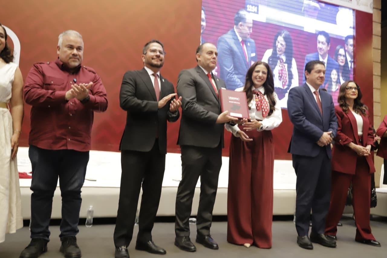 Entrega formal del Segundo Informe Legislativo de MORENA en el Congreso del Estado de Michoacán, con presencia de diputados, magistrado y representante del Ejecutivo
