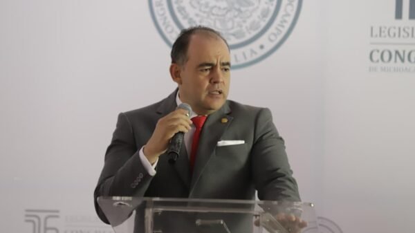 Fotografía de diputado Baltazar Gaona García hablando ante micrófono en el Congreso del Estado de Michoacán, con logo de la Suprema Corte visible en fondo