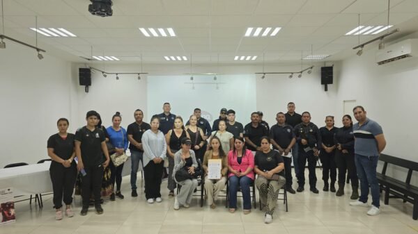 Grupo diverso de ciudadanos y autoridades municipales participando en una sesión de capacitación sobre protección ambiental y denuncia de delitos en Peribán, Michoacán.