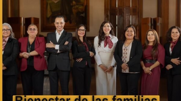Diputadas y diputados de Morena en el salón de sesiones del Congreso del Estado de Michoacán en Morelia, con bandera