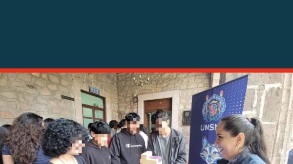 Personal de la Fiscalía General de Michoacán atiende a adolescentes en módulo sobre prevención violencia en el noviazgo
