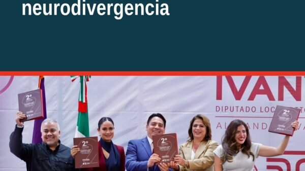 Diputado Iván Vera hablando ante micrófonos en el Congreso del Estado de Michoacán, con bandera de Morena y cartel de