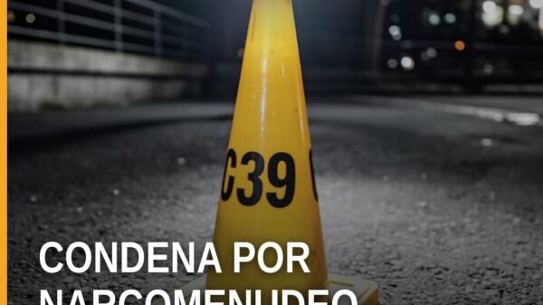 Ilustración simbólica de balanza de justicia y plaza urbana en Morelia, relacionada con narcomenudeo metanfetamina morelia