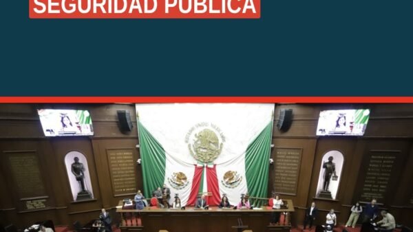 Ilustración de un vehículo policial en Morelia con balizamiento, escudo estatal y cromáticas oficiales — identificación