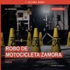 Ilustración simbólica de una motocicleta estacionada en una calle residencial de Zamora, con un sello de 'robo de