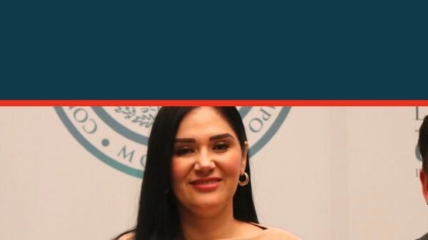 Diana Espinoza hablando ante micrófonos, con logo del Partido del Trabajo, destacando el voto de personas en prisión