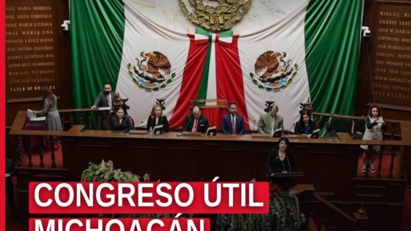 Diputada Vanessa Caratachea Sánchez hablando desde tribuna del Congreso de Michoacán en Morelia, exigiendo un congreso útil