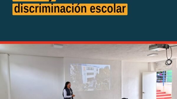 Estudiantes de secundaria del Instituto Roosevelt Morelia participando en una plática sobre acoso y discriminación escolar