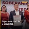 Carlos Torres Piña hablando ante militantes en Michoacán, con bandera de Morena y letrero que dice 'Defensa de la