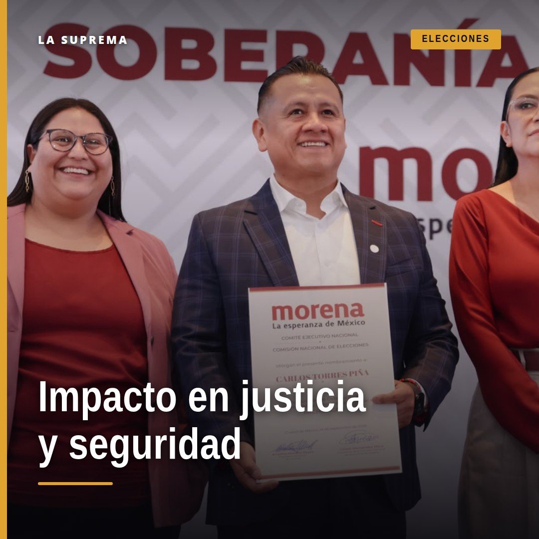 Carlos Torres Piña hablando ante militantes en Michoacán, con bandera de Morena y letrero que dice 'Defensa de la
