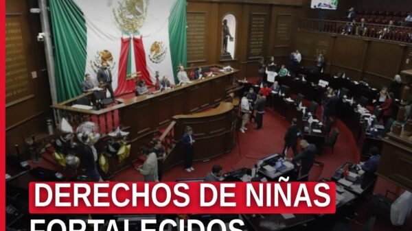 Fotografía institucional del Congreso del Estado de Michoacán en Morelia, con bandera estatal y letrero que menciona