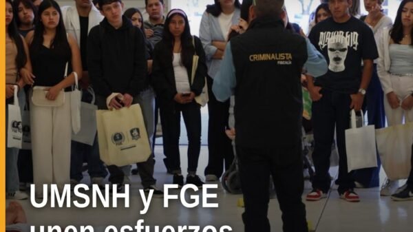 Grupo de estudiantes de la UMSNH en recorrido institucional por instalaciones de la Fiscalía General del Estado de Michoacán