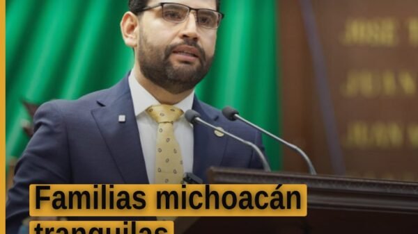 Octavio Ocampo hablando en el pleno del Congreso del Estado de Michoacán, con enfoque en su expresión de compromiso con las