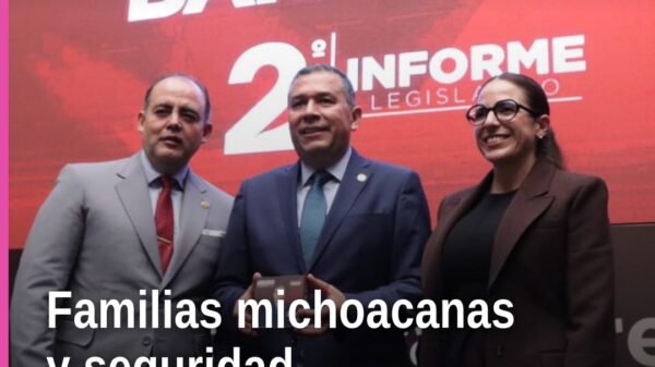 Diputado Juan Carlos Barragán Vélez hablando ante diputados en el patio central del Congreso del Estado de Michoacán, con