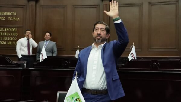 Diputado Abraham Espinoza Villa hablando ante el Congreso del Estado en Morelia, Michoacán, durante su Segundo Informe