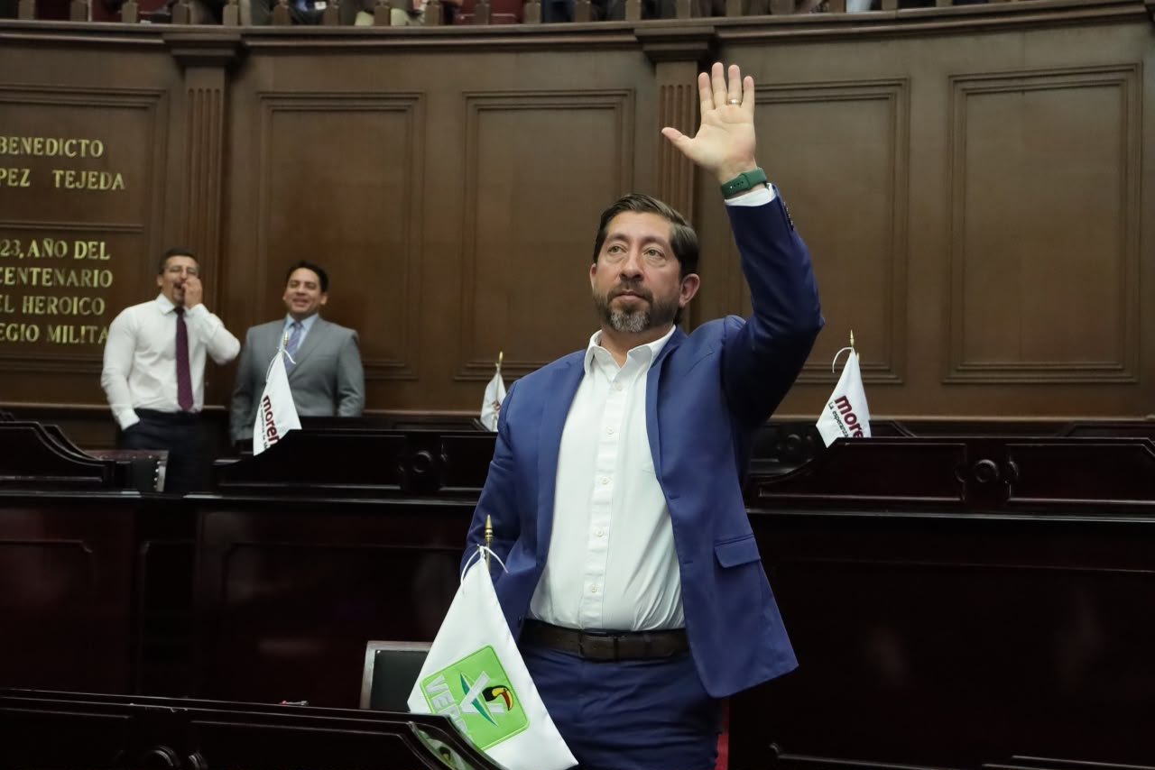 Diputado Abraham Espinoza Villa hablando ante el Congreso del Estado en Morelia, Michoacán, durante su Segundo Informe