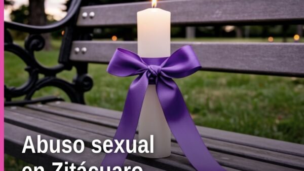 Fiscalía Michoacán abuso sexual: imagen simbólica de balanza de justicia con fondo de edificio institucional en Zitácuaro