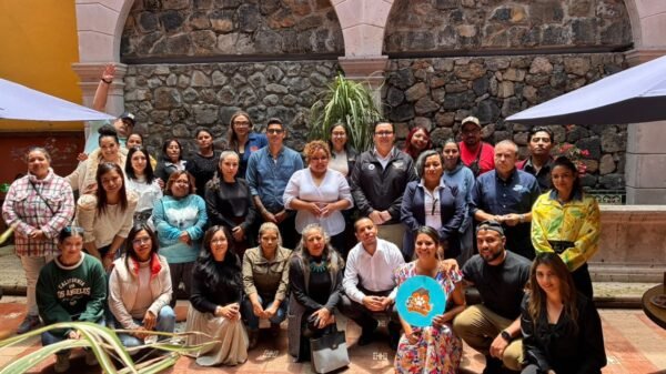 Fiscalía michoacán ambiente: funcionaria Elisa Arizema Reyes Saavedra hablando ante activistas y rescatistas durante el