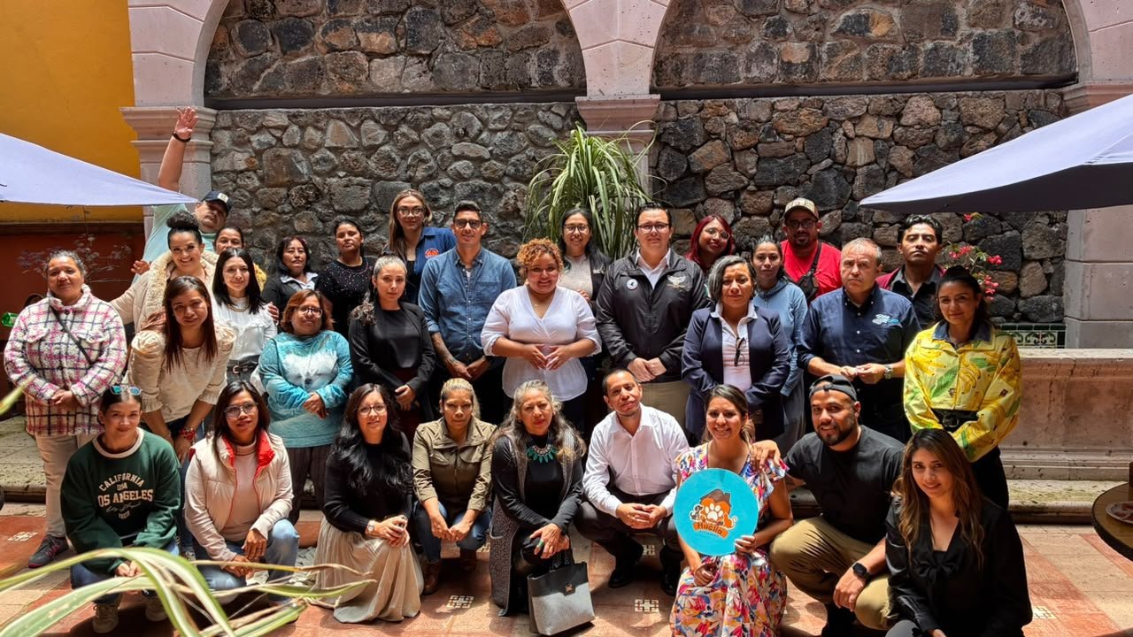 Fiscalía michoacán ambiente: funcionaria Elisa Arizema Reyes Saavedra hablando ante activistas y rescatistas durante el