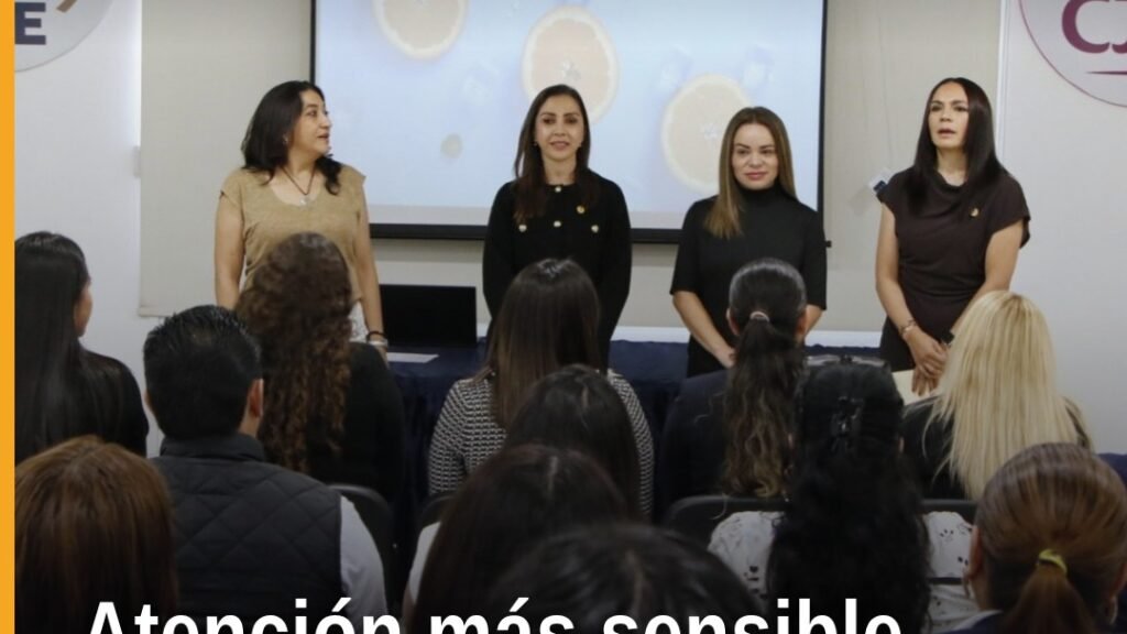 Grupo de servidoras y servidores públicos del CJIM en Morelia participando en la capacitación 'Actitud de Servicio y