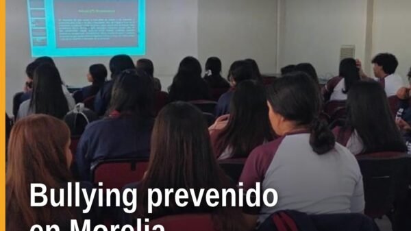Personal de la Fiscalía General del Estado de Michoacán interactuando con estudiantes del CETIS 120 de Morelia durante una