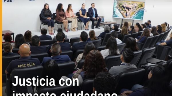 Grupo de funcionarios de la Fiscalía michoacán derechos humanos participando en una sesión de capacitación híbrida en