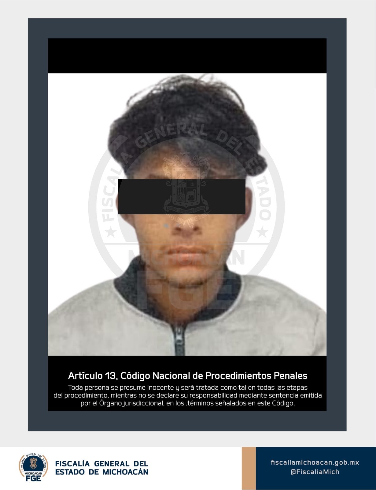 Fiscalía Michoacán detención: imagen simbólica de una balanza y un escudo institucional con fondo de Zamora, Michoacán