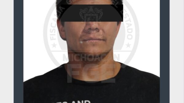 Fiscalía Michoacán detención: imagen simbólica de una patrulla estatal frente a una unidad de recolección de basura dañada
