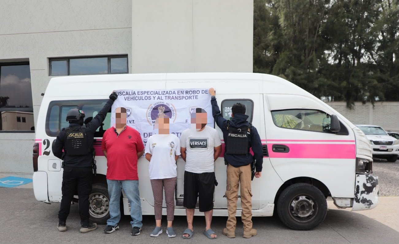 Fiscalía de michoacán detención: combi rosa del servicio público recuperada en colonia Gertrudis Sánchez, Morelia, junto a