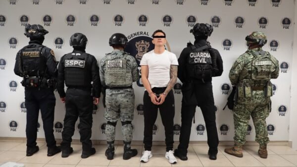 Fiscalía Michoacán detención: imagen simbólica de sello oficial de la FGE junto a mapas de Uruapan y Zapopan con marcas de