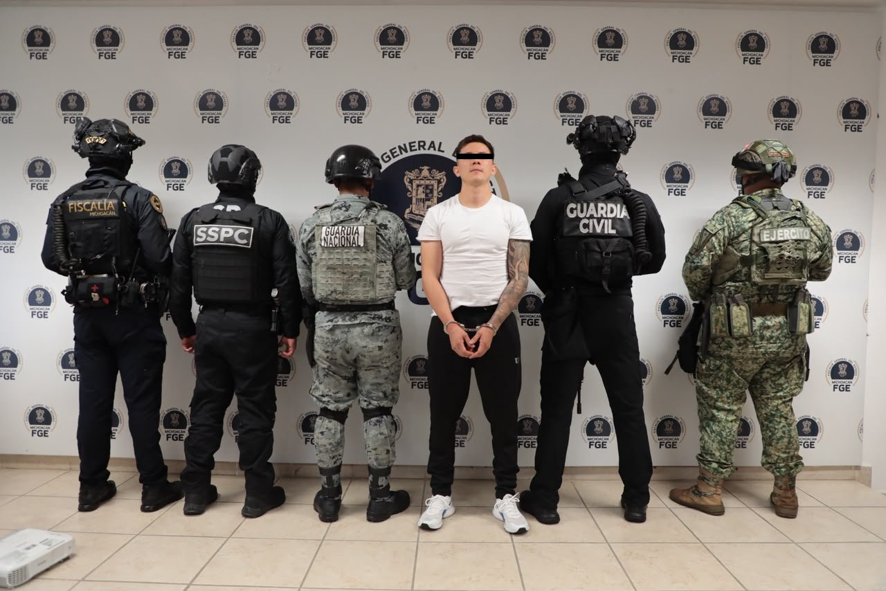 Fiscalía Michoacán detención: imagen simbólica de sello oficial de la FGE junto a mapas de Uruapan y Zapopan con marcas de
