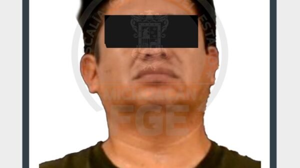 Imagen ilustrativa de una balanza de justicia junto a un campo agrícola en Caltzontzin, Uruapan; fiscalía michoacán extorsión