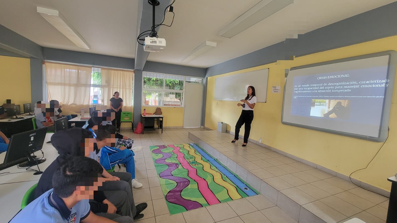 Fiscalía michoacán prevención: personal de la Fiscalía Especializada interactuando con estudiantes de secundaria en Morelia