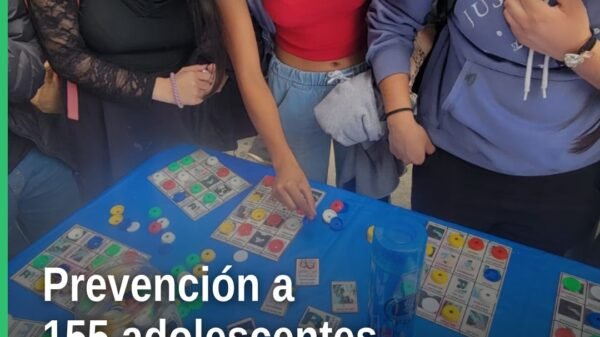 Fiscalía de michoacán prevención: personal de la FGE interactuando con adolescentes en módulo informativo y lúdico en la
