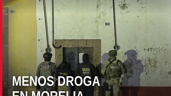 Imagen ilustrativa de un sello oficial de la Fiscalía Michoacán sobre fondo urbano de Morelia, con íconos discretos de droga