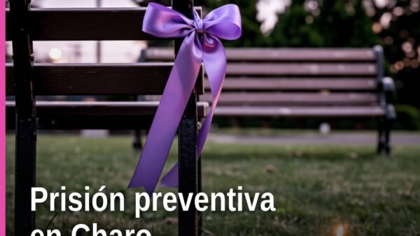 Fiscalía Michoacán vinculación: ilustración simbólica de balanza de justicia y sello judicial sobre fondo con los nombres