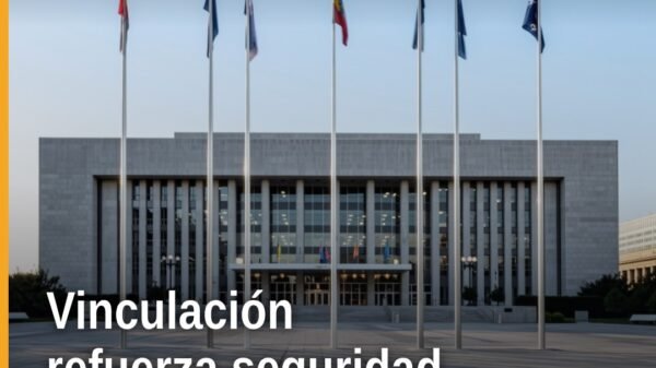 Ilustración simbólica de una balanza con escudo y siluetas de mujer y dos niñas, acompañada del texto 'Fiscalía Michoacán