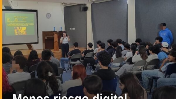 Fiscalía michoacán violencia digital: personal de la FGE hablando ante 80 estudiantes de preparatoria en el auditorio de la
