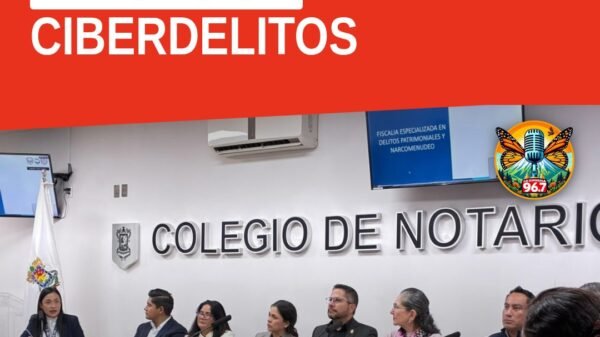 Grupo de notarios participando en taller de seguridad notarial michoacán, con pantallas digitales y materiales de prevención