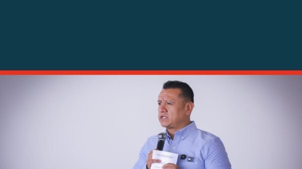 Grupo diverso de mujeres y hombres reunidos en Morelia, Michoacán, durante encuentro de unidad fundadores obradoristas con