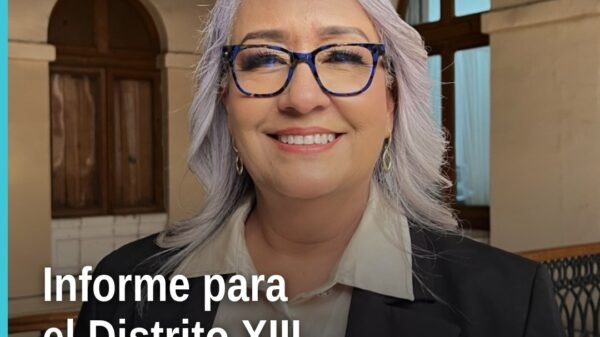 Diputada Emma Rivera Camacho frente al Centro Cultural Zitácuaro, dirigiéndose a habitantes del distrito xiii