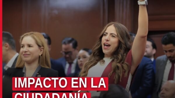 Impacto en la ciudadanía: Giulianna Bugarini hablando en el Congreso del Estado de Michoacán durante la entrega del Quinto