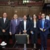 Grupo de cinco diputados del PVEM en sesión del Congreso del Estado de Michoacán, con bandera verde y logo del partido